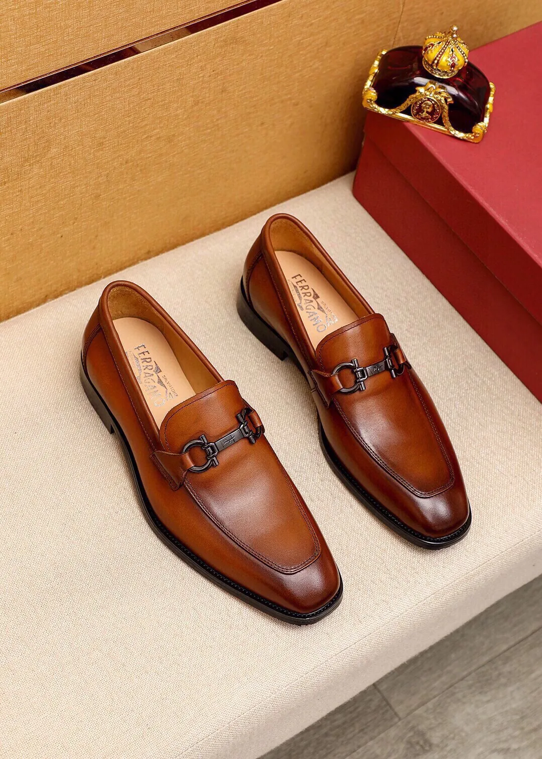 Men's shoes 💰460 💐 Product trademark: Ferragamo "Ferragamo" casual leather shoes Regular size: 38-44 (custom-made at 45.46.47🉑️) Product materials: Selected imported first-layer calfskin upper + original hardware buckle, imported water-dyed cow leather lining. Strong three-dimensional visual effect, combined outsole Color: 2⃣️colors available